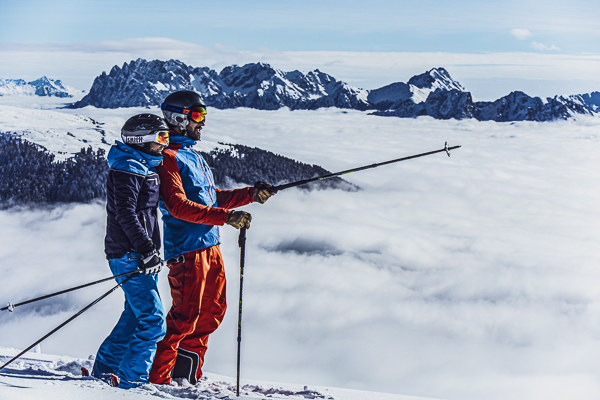 Skifahrer auf verschneiten Pisten im Skizentrum Sillian Hochpustertal mit dem Thurntaler Berg im Hintergrund
